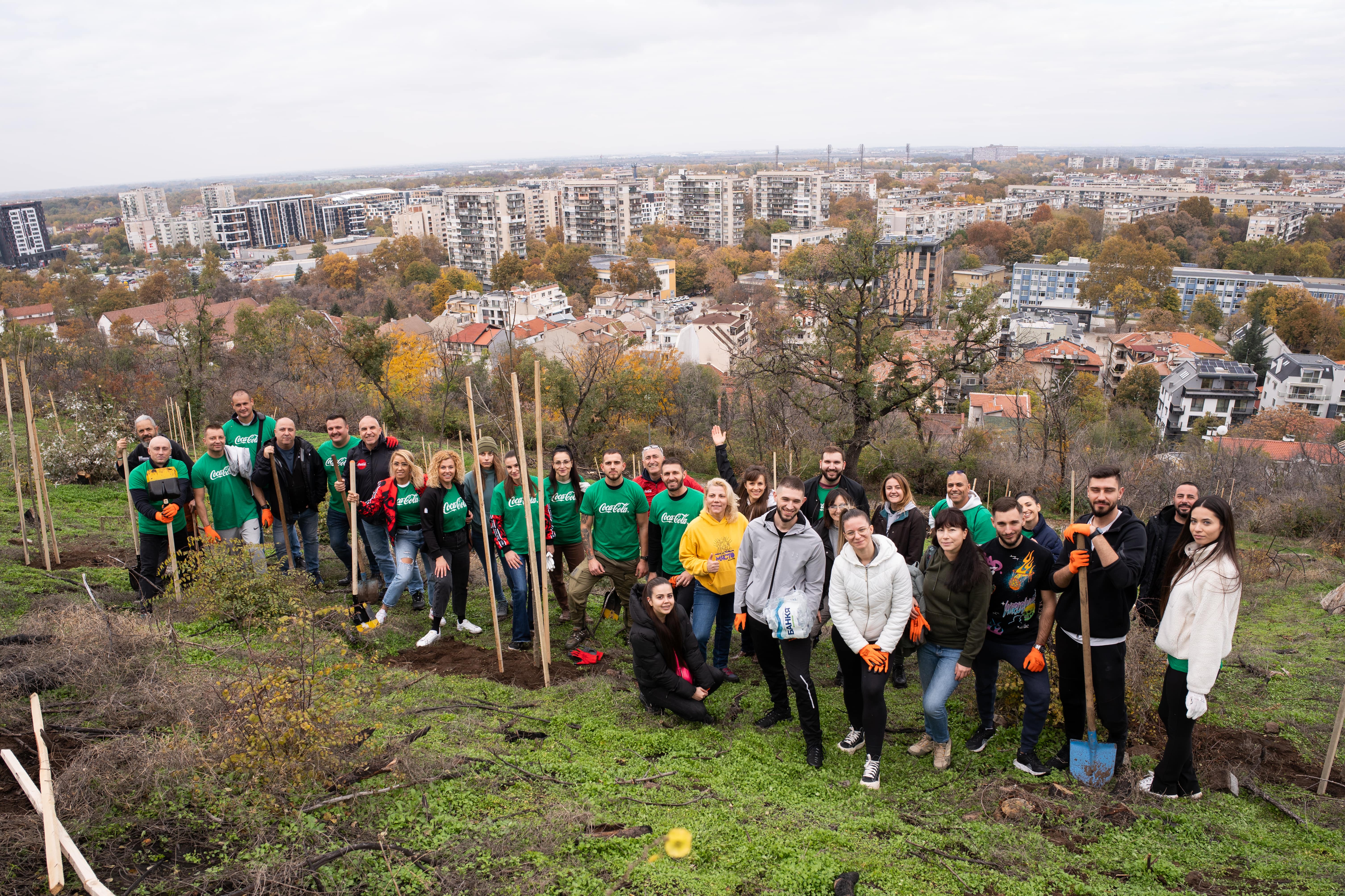 Доброволци от Кока-Кола ХБК залесиха опожарената част от Младежкия хълм в Пловдив
